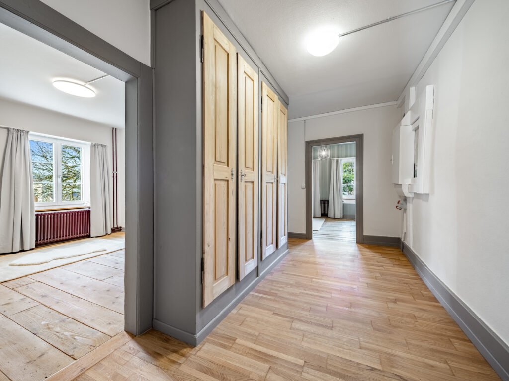 Graue Farbe passend zum Holz